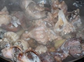 用大火煮沸，需要10分钟，再转小火煮三分钟