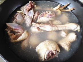 锅里添适量清水，烧开后把鸡肉块倒入锅中，焯水去腥，