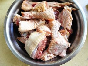 鸡肉切成大小适中的鸡肉块，