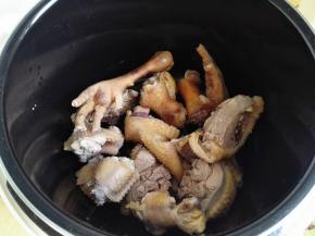 将鸡肉块沥干水分，倒入高压锅里，
