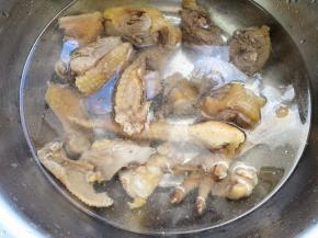 然后捞出放入凉水中，再次清洗一遍，