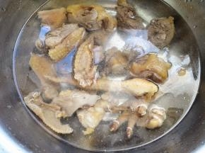 然后捞出放入凉水中，再次清洗一遍，