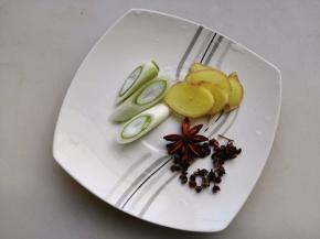 葱切段，姜切片，大料和花椒准备好，