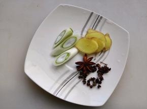 葱切段，姜切片，大料和花椒准备好，