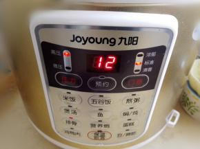 压力锅选择排骨功能，大约12分钟即可，