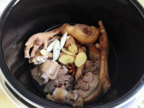 锅里添清水，只要快没过鸡肉块即可，再放入葱，姜，大料和花椒，