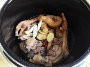 锅里添清水，只要快没过鸡肉块即可，再放入葱，姜，大料和花椒，