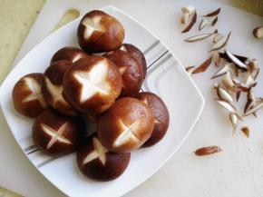 用剪刀剪去底部，再用刀在上面切出十字花纹，