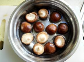 香菇先用清水冲洗干净，