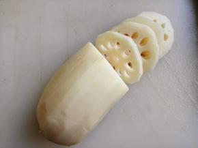 藕冲洗一下，去皮，切片，