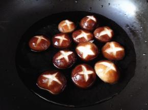 锅里放入香菇，加入凉水，再点火焯香菇，