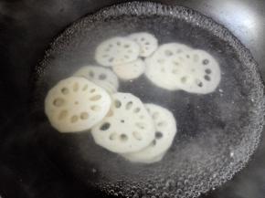 锅里再次加入清水，烧开后，投入藕片，焯熟，再捞出来投入凉水中，