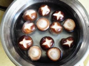 锅快开后，捞出香菇，投入凉水中，再捞出