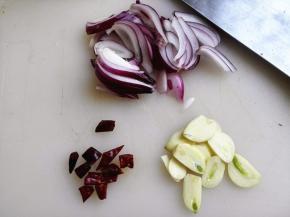 洋葱切丝，大蒜切片，干辣椒切小块，