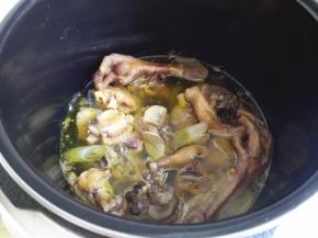 鸡肉压好后，捞出备用，