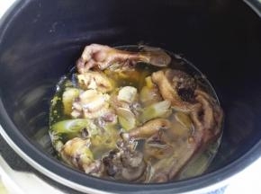 鸡肉压好后，捞出备用，