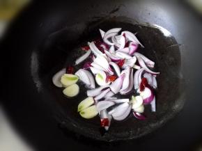 锅里添适量的油，油热后，倒入洋葱，大蒜和干辣椒爆香，