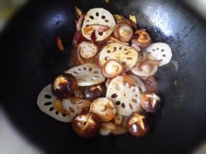 倒入藕片和香菇翻炒，