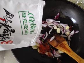 再倒入麻辣香锅调料，炒香