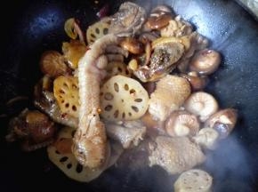 再倒入鸡肉块翻炒均匀，出锅前加入适量盐调味。