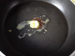 锅热后，放入5克黄油，