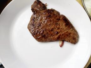 把煎好的牛排放在洋葱上，更会散发出牛排的香气，