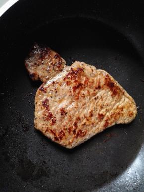 牛排煎到自己喜欢的程度就可以出锅里，