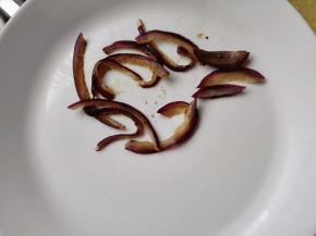 等洋葱变软就取出，放到盘子里，