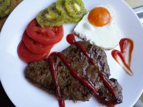 把鸡蛋和水果摆在盘子里，挤上番茄酱，可以开吃啦。