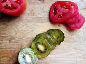 煎鸡蛋的时候，将西红柿和猕猴桃切成片，