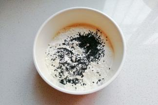 面粉，盐，黑芝麻放入大碗中混合均匀；