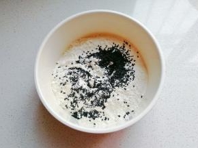 面粉，盐，黑芝麻放入大碗中混合均匀；