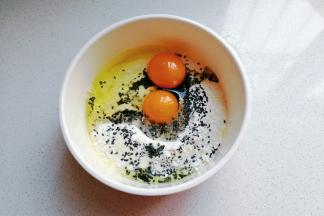 然后打入两个鸡蛋；