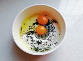 然后打入两个鸡蛋；