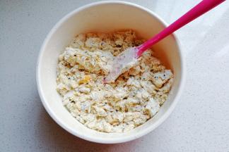 先用搅拌刀拌成棉絮状；