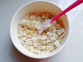 先用搅拌刀拌成棉絮状；