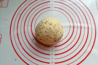 然后揉成光滑的面团，盖保鲜膜静置10~15分钟；