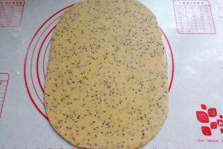 将静置后的面团擀成长方形的面片；