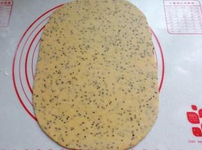 将静置后的面团擀成长方形的面片；