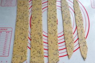 然后用刀切成五片，每片逐渐要加宽，即一片要宽于一片；