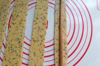 接着用筷子沾点水，压在每片面条中间；