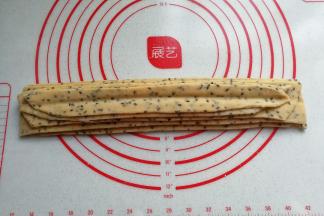 五片叠加好后，再在中间用筷子稍微按压一下；