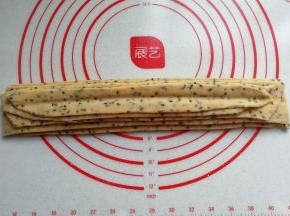 五片叠加好后，再在中间用筷子稍微按压一下；