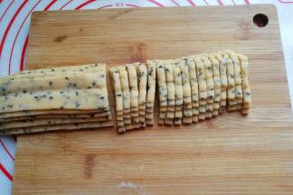 然后切成均匀的条状；