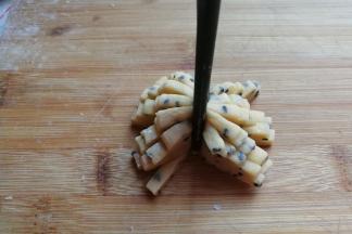 接着用筷子夹住中间，把两边向中间夹紧收拢，然后稍微用手整理一下就好了；