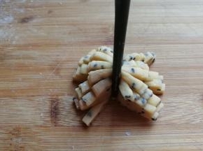接着用筷子夹住中间，把两边向中间夹紧收拢，然后稍微用手整理一下就好了；