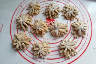 依次做好所有的菊花酥；