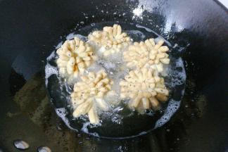 中途翻面，炸至两面金黄后捞起控油即可；