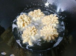 中途翻面，炸至两面金黄后捞起控油即可；