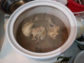 砂锅里入水全部作料放入，放入鸡腿，大火煮开再小火慢煮十分钟即可
